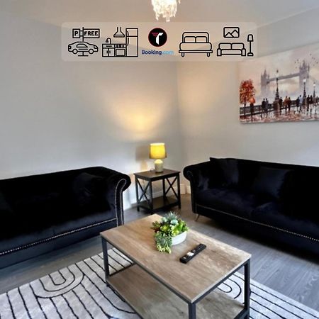 Spacious 4 Bedroom By Tara Stays Short Lets & Serviced Accommodation Aldershot With Free Wifi & Garden Bagian luar foto