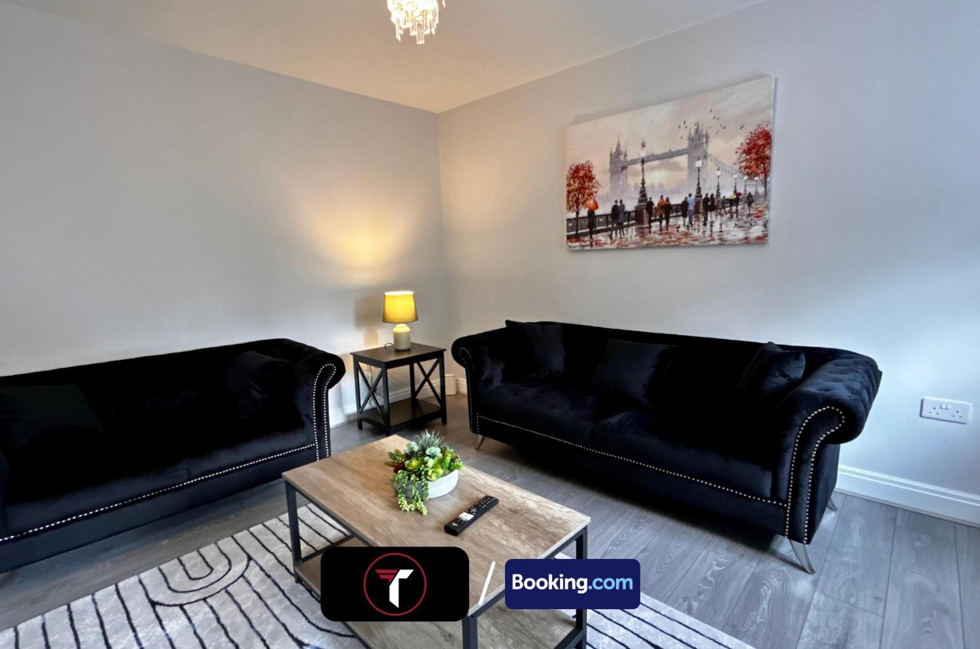 Spacious 4 Bedroom By Tara Stays Short Lets & Serviced Accommodation Aldershot With Free Wifi & Garden Bagian luar foto