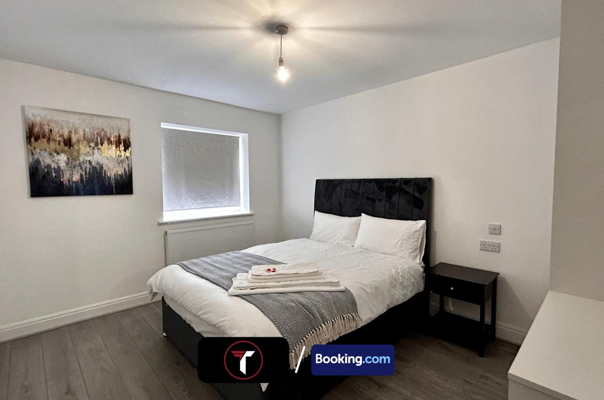 Spacious 4 Bedroom By Tara Stays Short Lets & Serviced Accommodation Aldershot With Free Wifi & Garden Bagian luar foto
