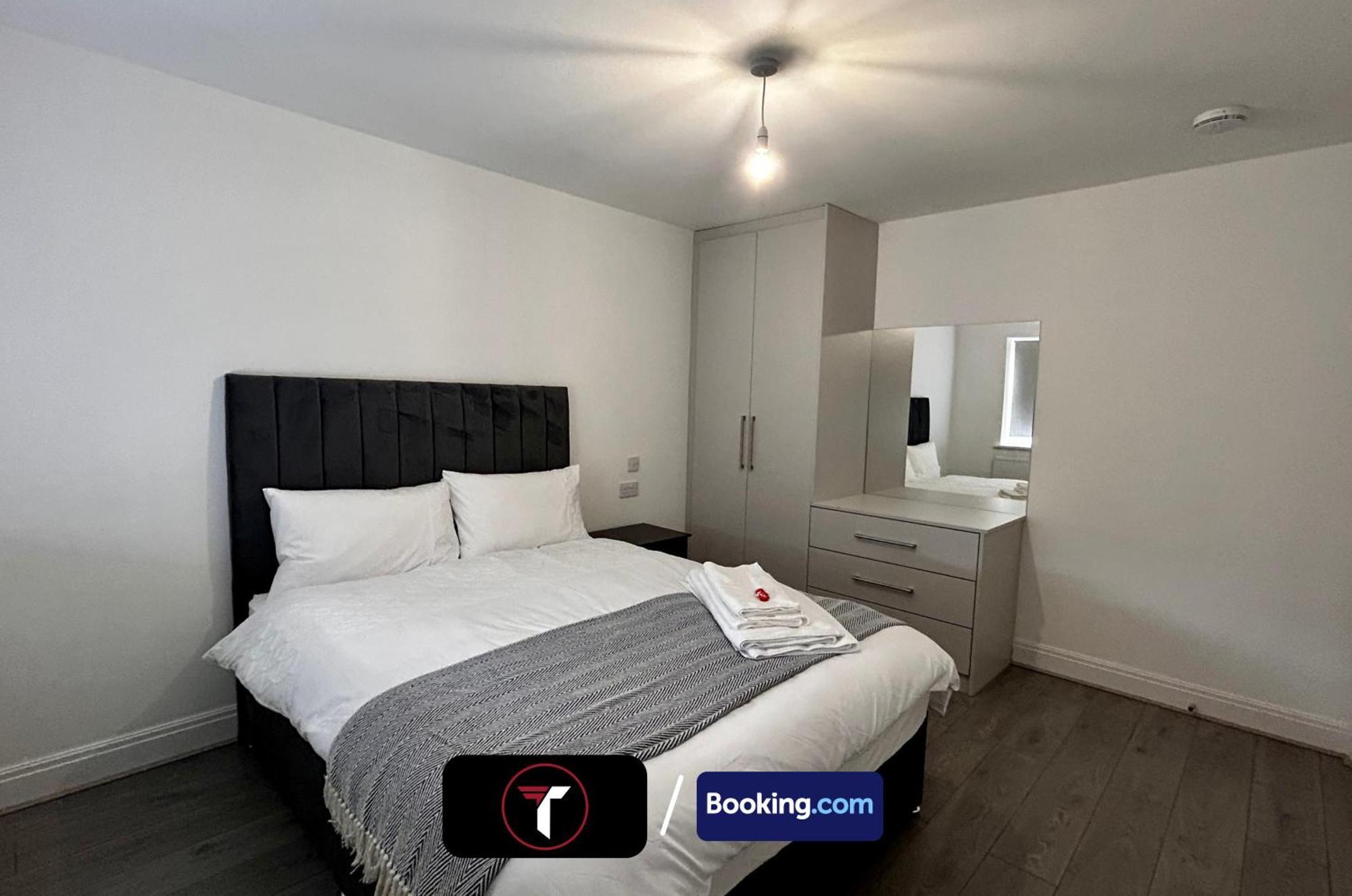 Spacious 4 Bedroom By Tara Stays Short Lets & Serviced Accommodation Aldershot With Free Wifi & Garden Bagian luar foto