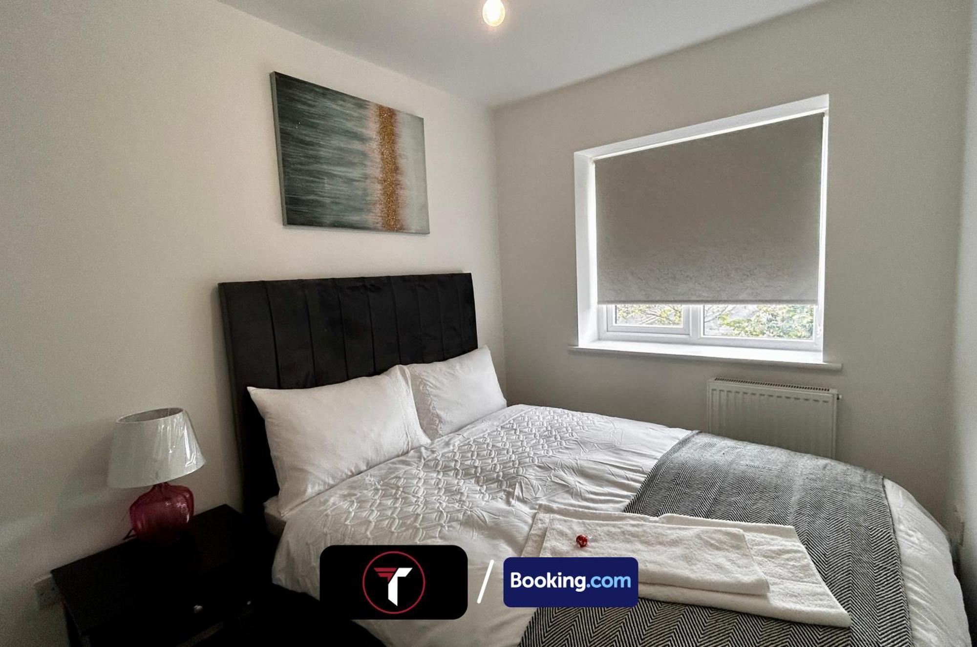Spacious 4 Bedroom By Tara Stays Short Lets & Serviced Accommodation Aldershot With Free Wifi & Garden Bagian luar foto