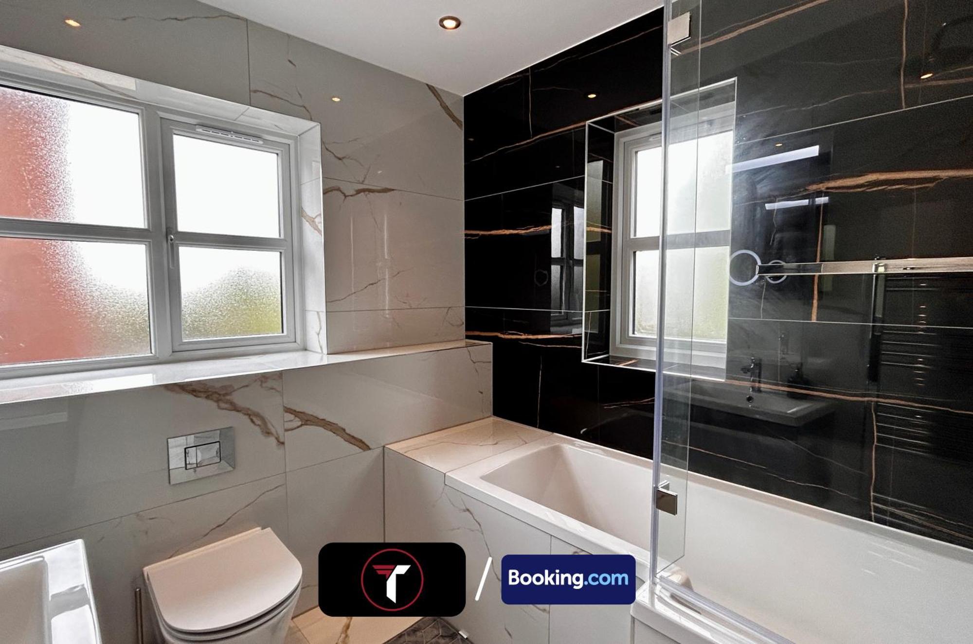 Spacious 4 Bedroom By Tara Stays Short Lets & Serviced Accommodation Aldershot With Free Wifi & Garden Bagian luar foto
