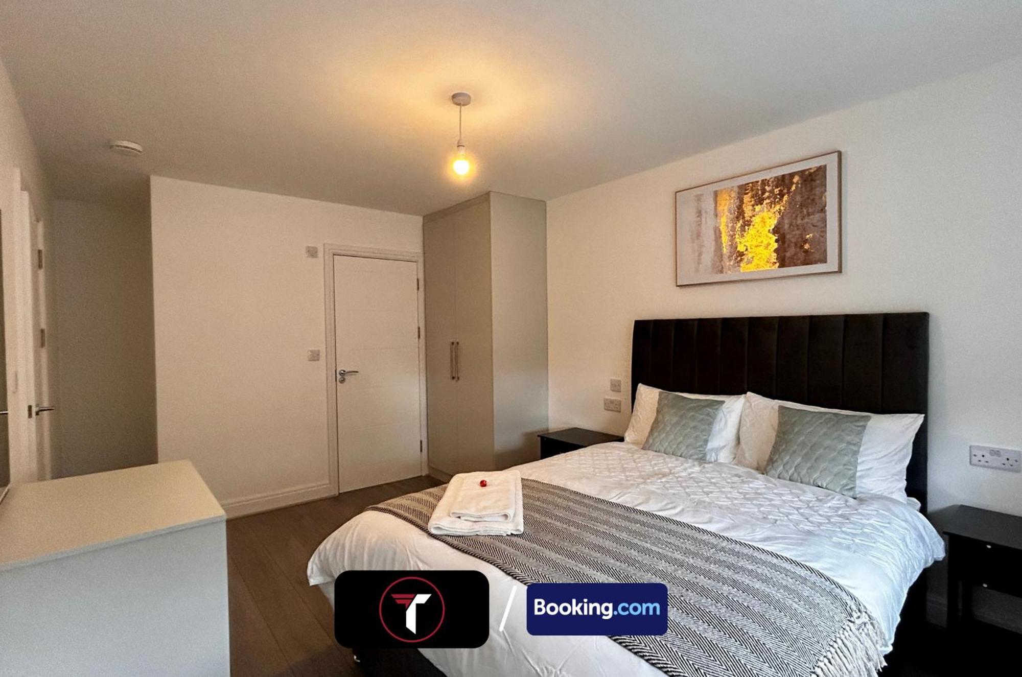Spacious 4 Bedroom By Tara Stays Short Lets & Serviced Accommodation Aldershot With Free Wifi & Garden Bagian luar foto
