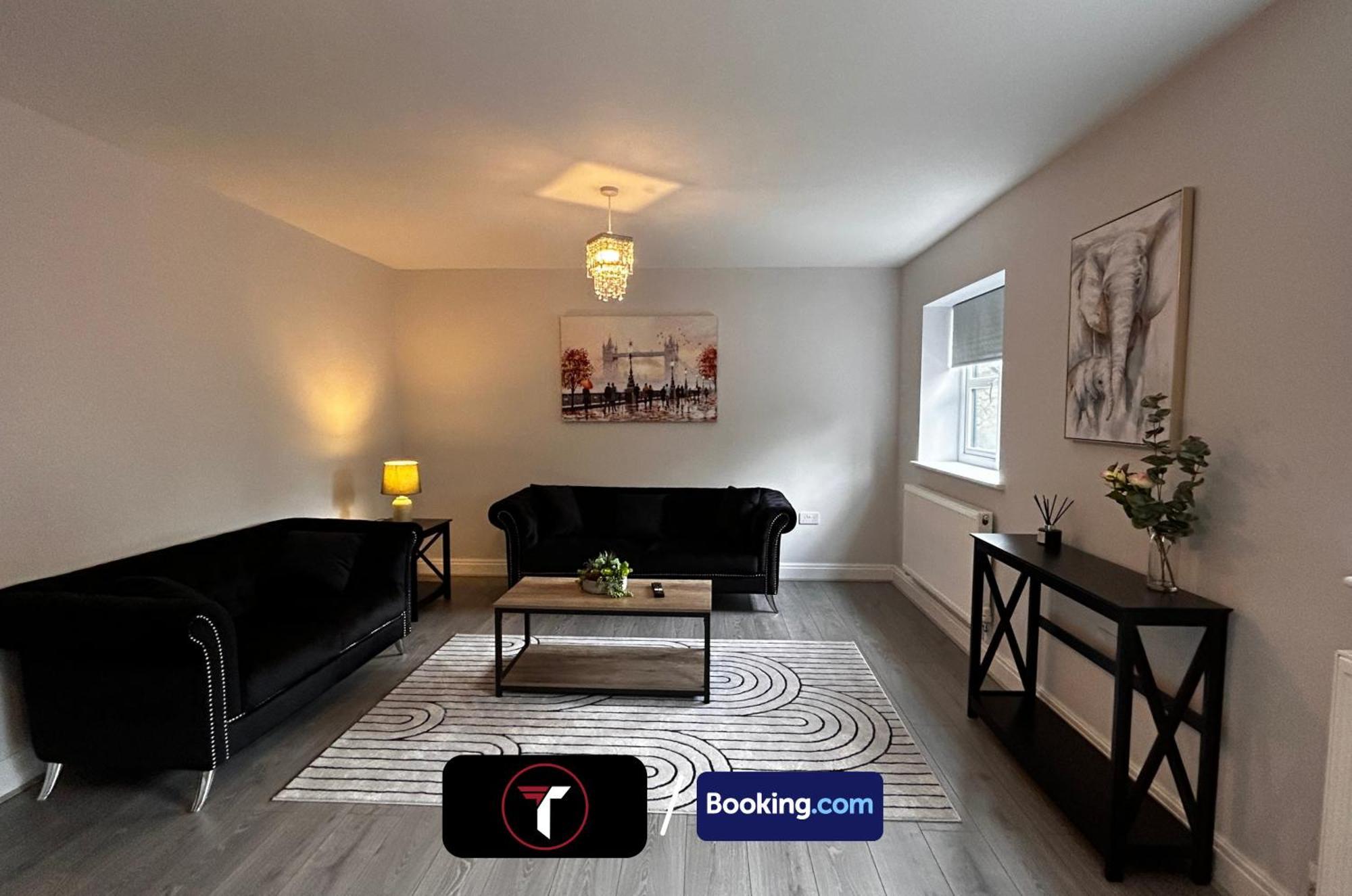 Spacious 4 Bedroom By Tara Stays Short Lets & Serviced Accommodation Aldershot With Free Wifi & Garden Bagian luar foto